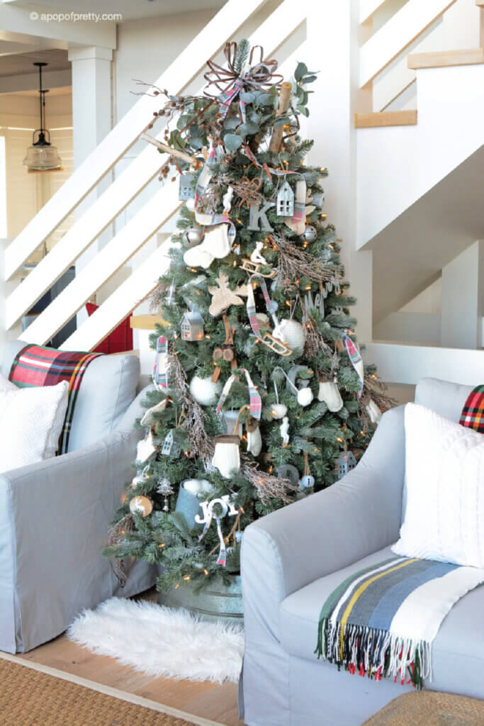 In New & Notable Mentions #19, A Pop Of Pretty shows her minimal style Christmas tree