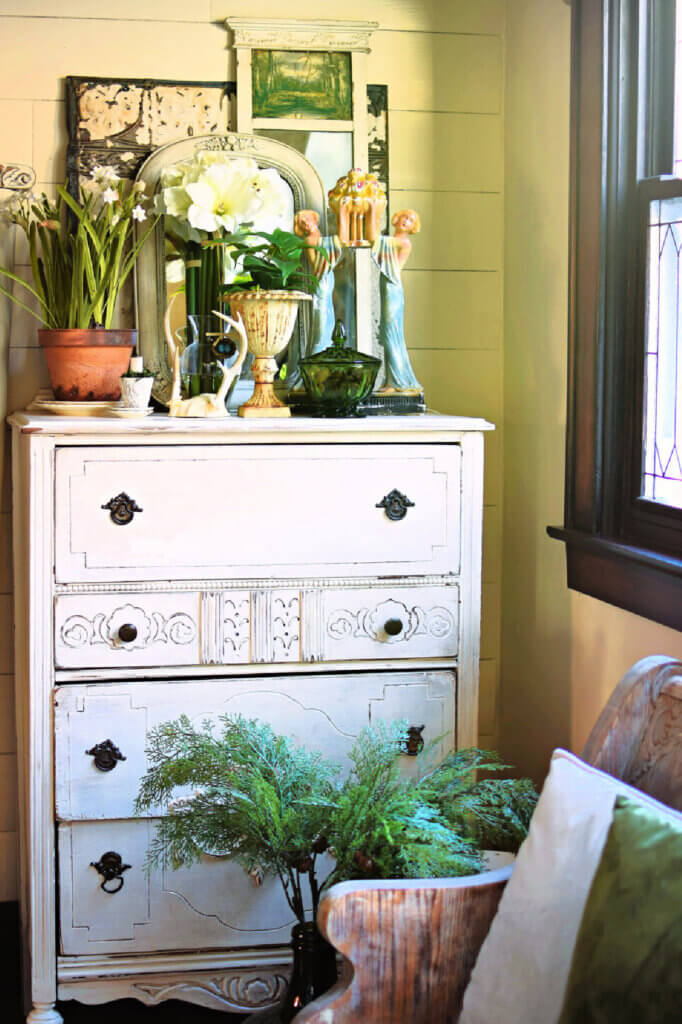 A room with vintage furniture and greenery for winter