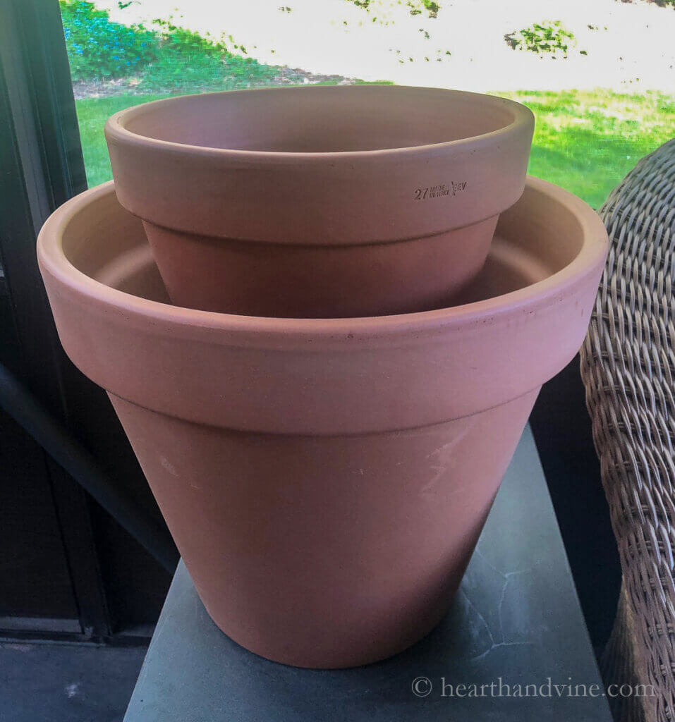 These are the 2 terra cotta pots this blogger used to create her garden fountain.