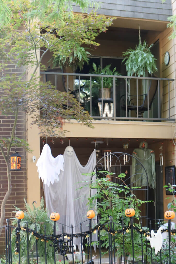 In My Neighbors' Outdoor Halloween Decorating, there are lots of things outside to celebrate Halloween.