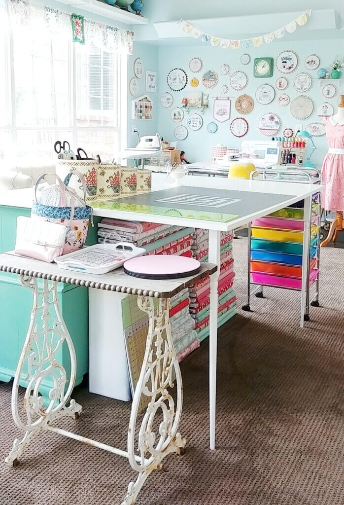 In Ideas For Craft & Sewing Rooms, the blogger behind Flamingo Toes created a gorgeous space to sew her crafts.