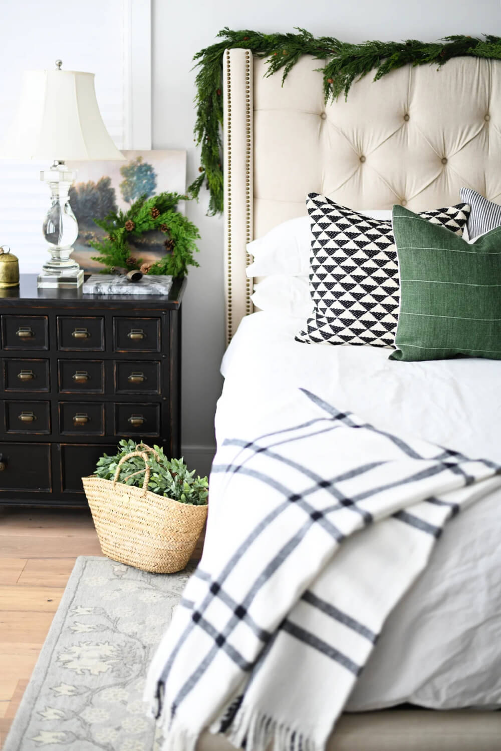 In The Love Of Home Files #6, a bedroom decked out in green and black for the holidays