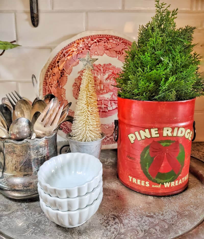 In 10 Christmas Vignettes On Display, a small vignette of Christmasy colors in the kitchen.