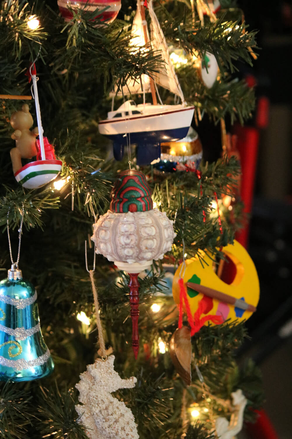 In The Neighbors' Christmas Trees, these are the ornaments on Ron & Pat's tree