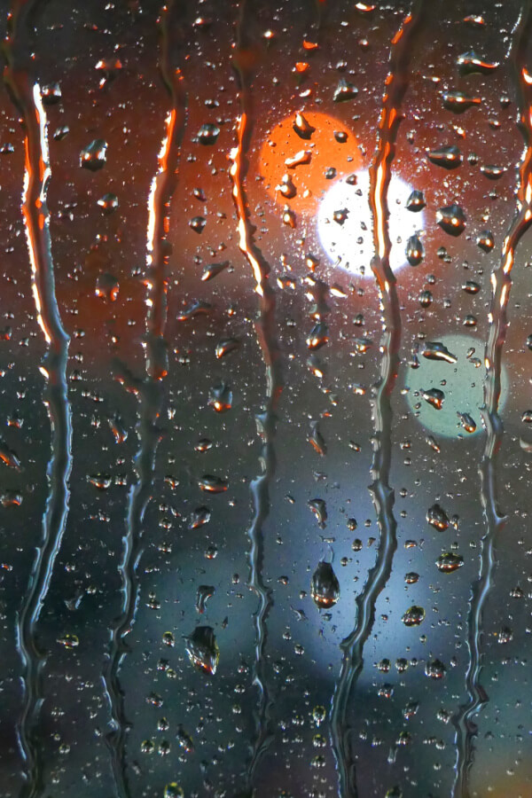 The bittersweet mood of autumn nostalgia is with me when it rains and turns gray outside.