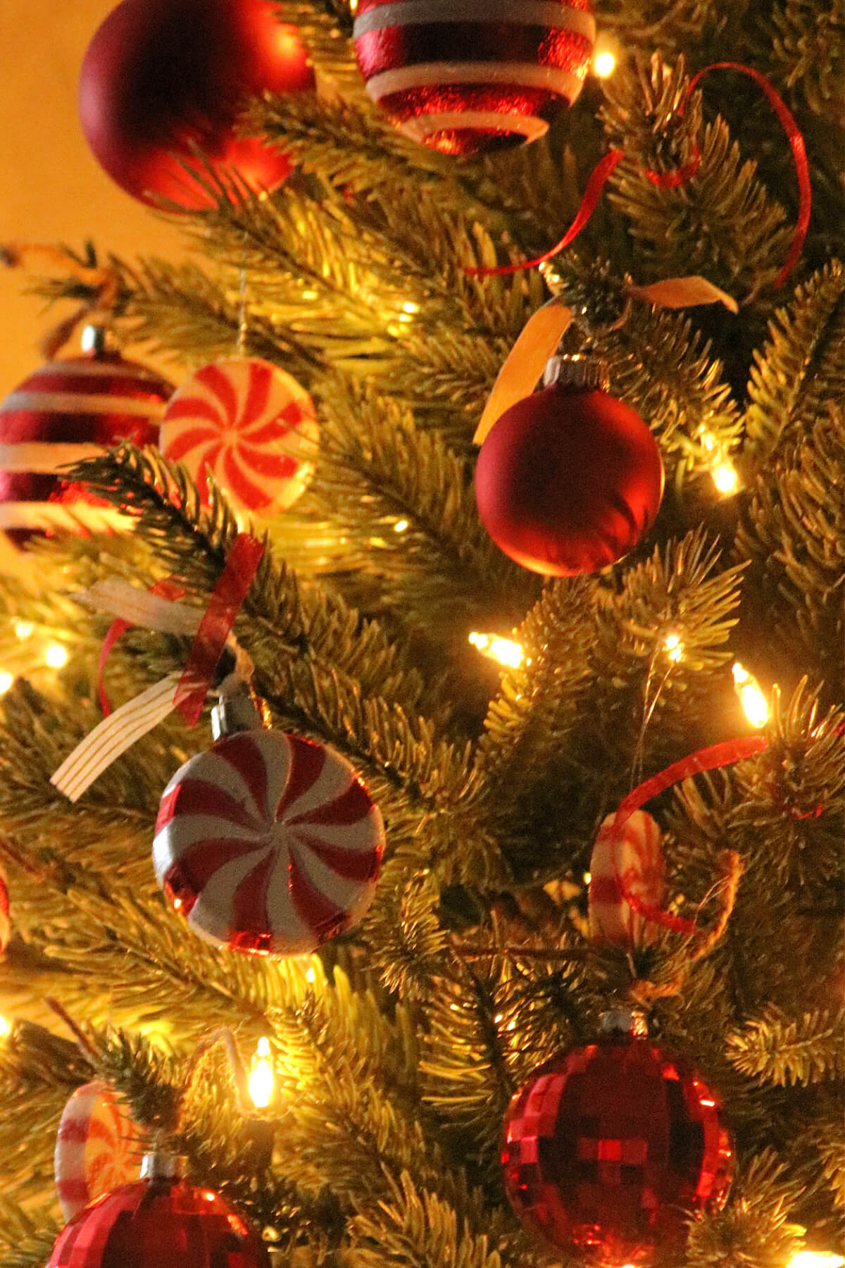 A close up of the red and white theme.