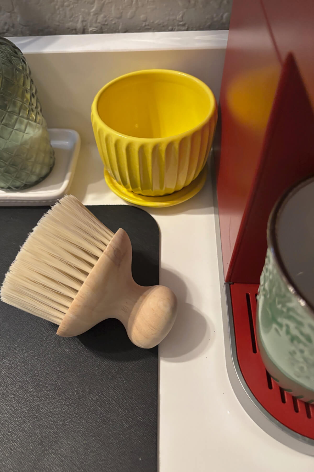 Using ceramic plant pots is an Easy Storage Idea to Refresh Your Home.