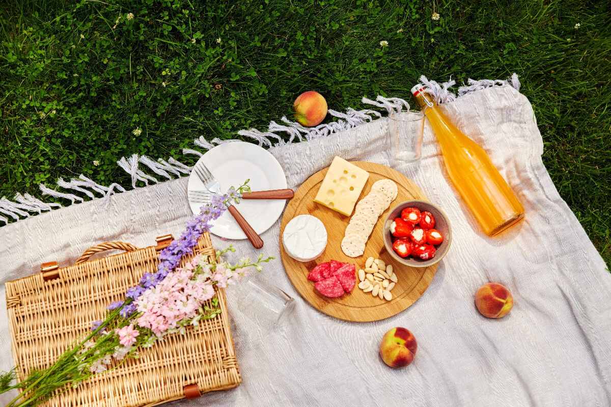 Strong scents that repel ants come in handy when you're having a picnic on the grass.