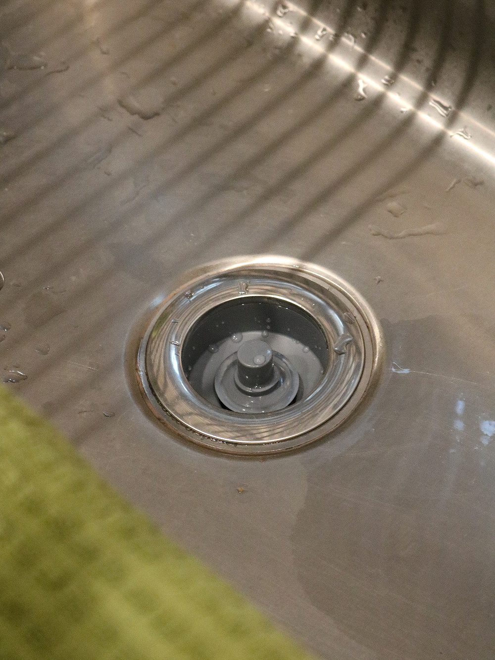 This 3-in-one sink drain has rubber underneath to seal the drain.