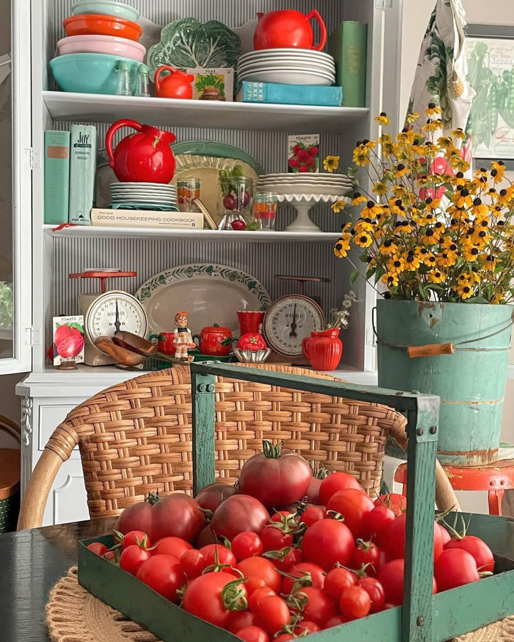 Adding the Tomatocore Aesthetic to Your Home is about using simple decor and being happy doing things like slicing vegetables.