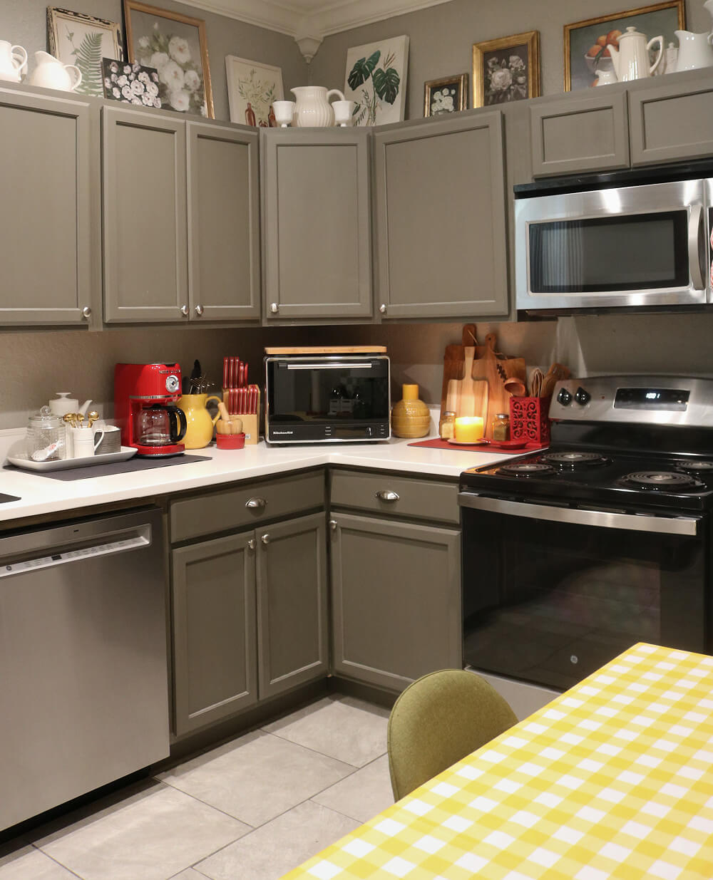 Simple ways to add yellow to your kitchen with a lemon drop candle.